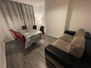 House | 3 bedrooms, iron/ironing board, free WiFi, bed sheets