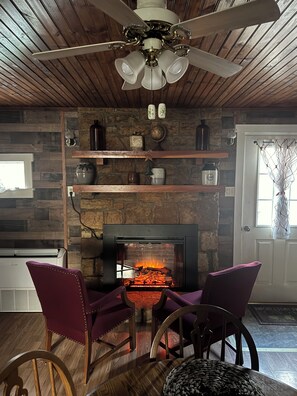 Interior - 1959 TOPLEY Retreat offers Serenity/Tranquility + Pets - Fenced Area/ FREE WIFI (Luray)