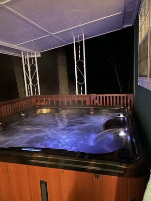 Outdoor spa tub - 1959 TOPLEY Retreat offers Serenity/Tranquility + Pets - Fenced Area/ FREE WIFI (Luray)