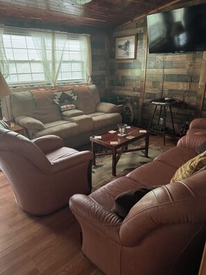 Älytelevisio, takka, DVD-soitin, tulostin