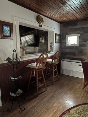 Interior - 1959 TOPLEY Retreat offers Serenity/Tranquility + Pets - Fenced Area/ FREE WIFI (Luray)