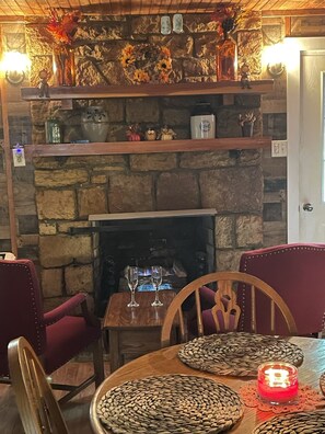 Dining - 1959 TOPLEY Retreat offers Serenity/Tranquility + Pets - Fenced Area/ FREE WIFI (Luray)