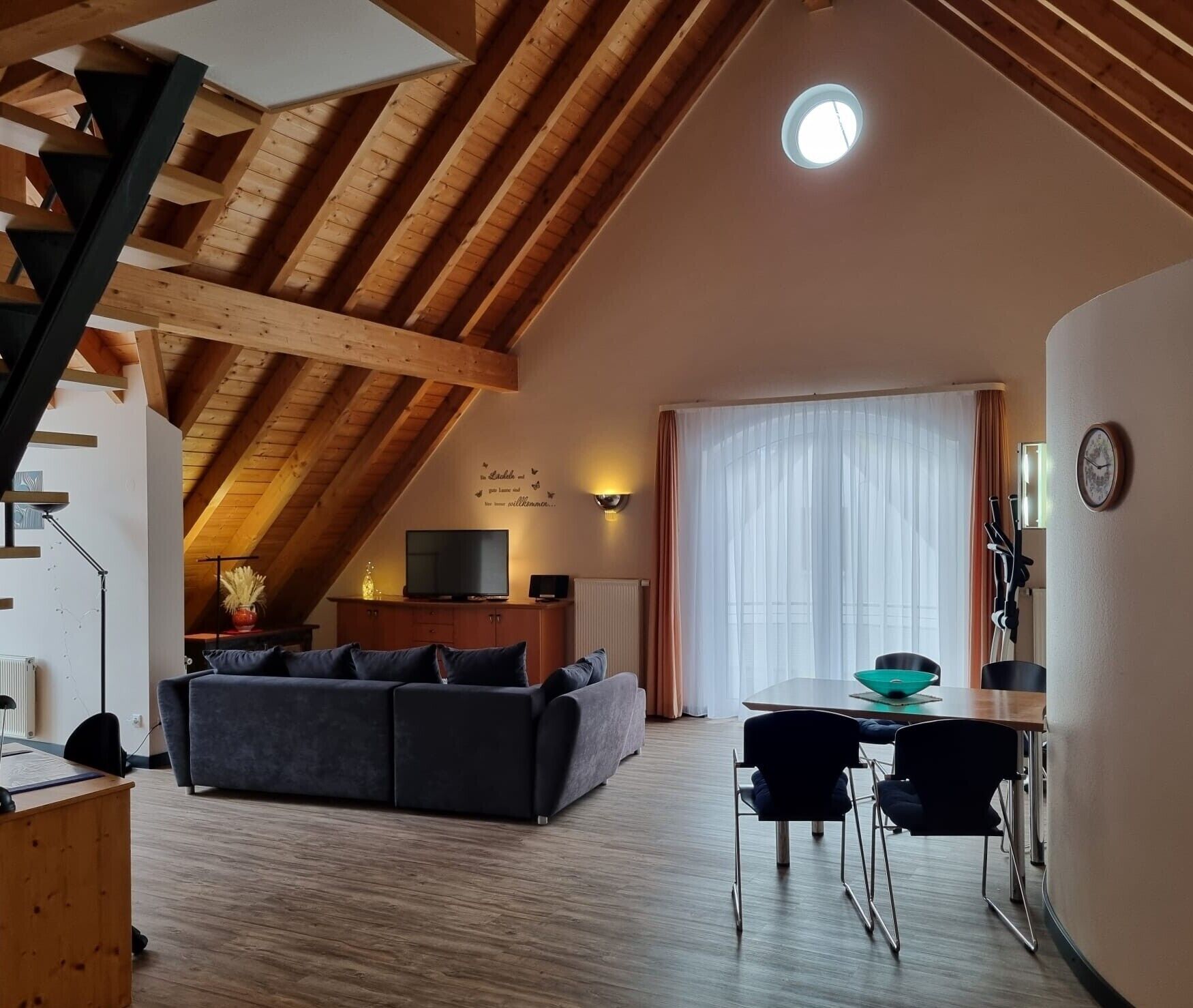 Fernseher, DVD-Player, Bücher, Stereoanlage