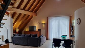 Fernseher, DVD-Player, Bücher, Stereoanlage