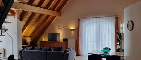 Télévision, lecteur de DVD, livres, chaîne hi-fi