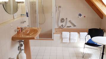 Haartrockner, Bidet, Handtücher, Seife
