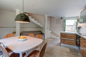 Apartment | Private kitchen | Fridge, microwave, oven, stovetop - Lovely 15th Century Apartment in Osor (Mali Losinj)