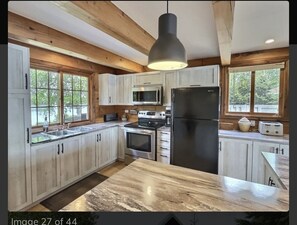 Fridge, microwave, oven, stovetop - Chalet de Luxe sur le Grand-lac Nomingue (Nominingue)