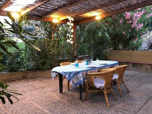 تناول الطعام بالخارج