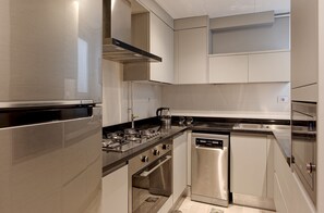 Frigorífico y lavavajillas