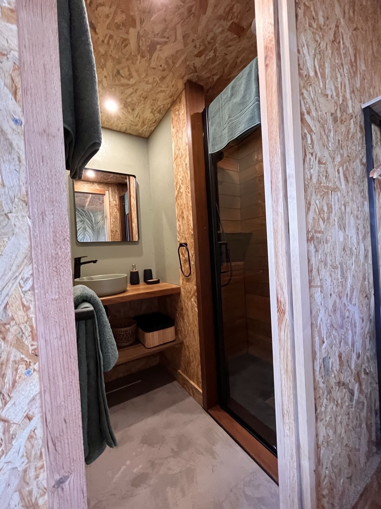 Sèche-cheveux, serviettes fournies, savon, papier toilette