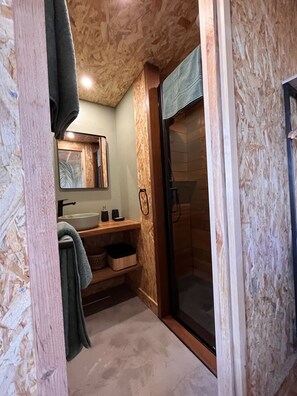 Haartrockner, Handtücher, Seife, Toilettenpapier