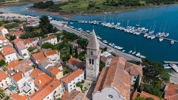 A coastal town with a marina, historic buildings, and a church. - Impeccable 4-bed Apartment in Osor (Mali Losinj)