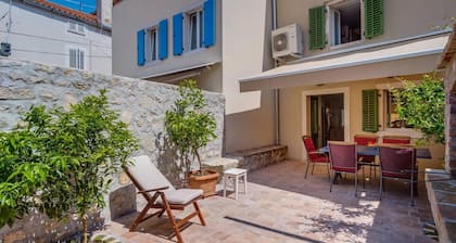 Impeccable 4-bed Apartment in Osor