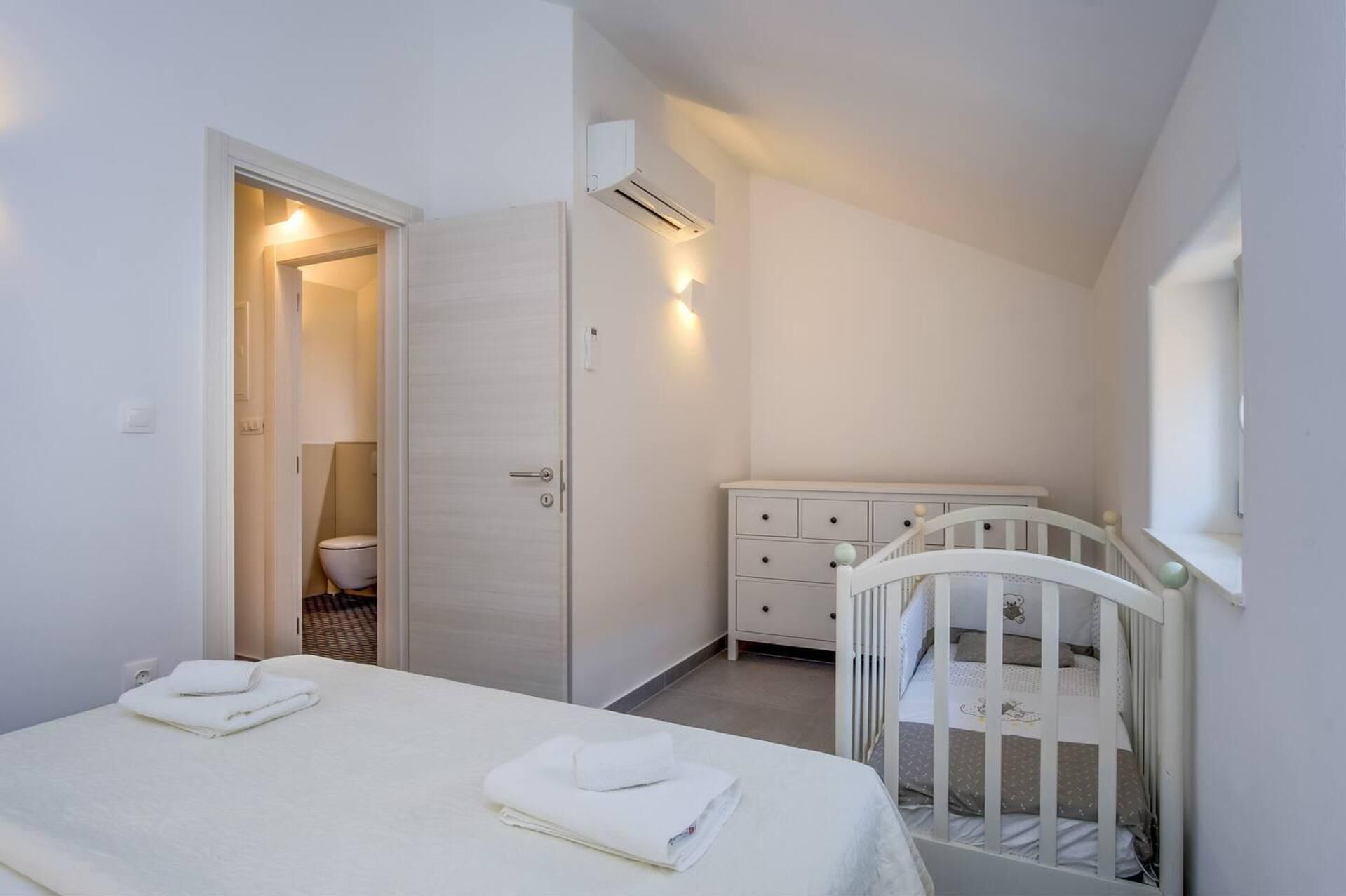 Apartamento | 4 quartos, Wi-Fi de cortesia, roupa de cama