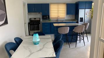 Căn hộ tiện nghi đơn giản | Phòng ăn