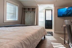 1 bedroom, desk, iron/ironing board, WiFi - Cozy Cabin in a rural setting #10 In Temple, NH (Temple)