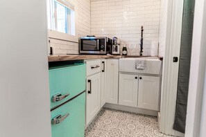 Kühlschrank, Mikrowelle, Herdplatte, Wasserkocher mit Kaffee-/Teezubehör