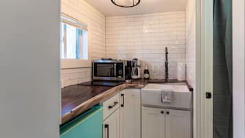 Refrigerador, microondas, placa de cocina, cafetera/tetera