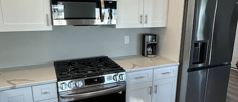 Réfrigérateur, four à micro-ondes, un four, surface de cuisson
