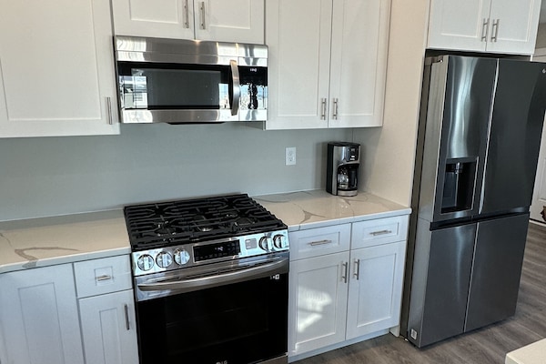 Køleskab, mikrobølgeovn, ovn, kogeplade