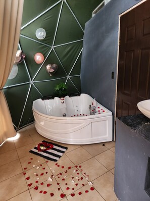 Romantic Cabin | Bathroom