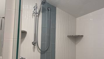 Douche, serviettes fournies, savon, shampoing