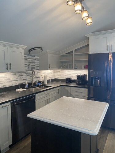 4-minute walk to beautiful Emerald Isle beach access.