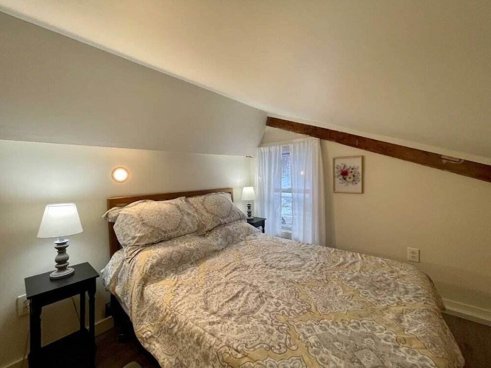 Valley Vista Apartment with Patio, Fireplace, and AC, surrounded by