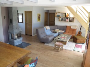 Fernseher, DVD-Player, Bücher, Stereoanlage