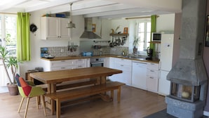 Coffee/tea maker, fridge, microwave, oven - House Crozon with garden near the beach of Goulien- Village de Dinan (Crozon)