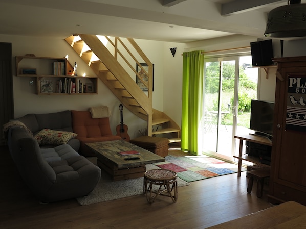 TV, DVD player, books, stereo