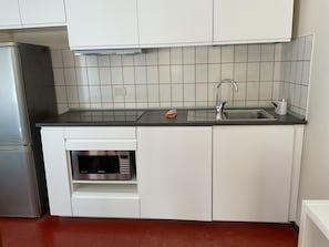 Appartamento Design | Cucina privata | Frigorifero con congelatore, microonde