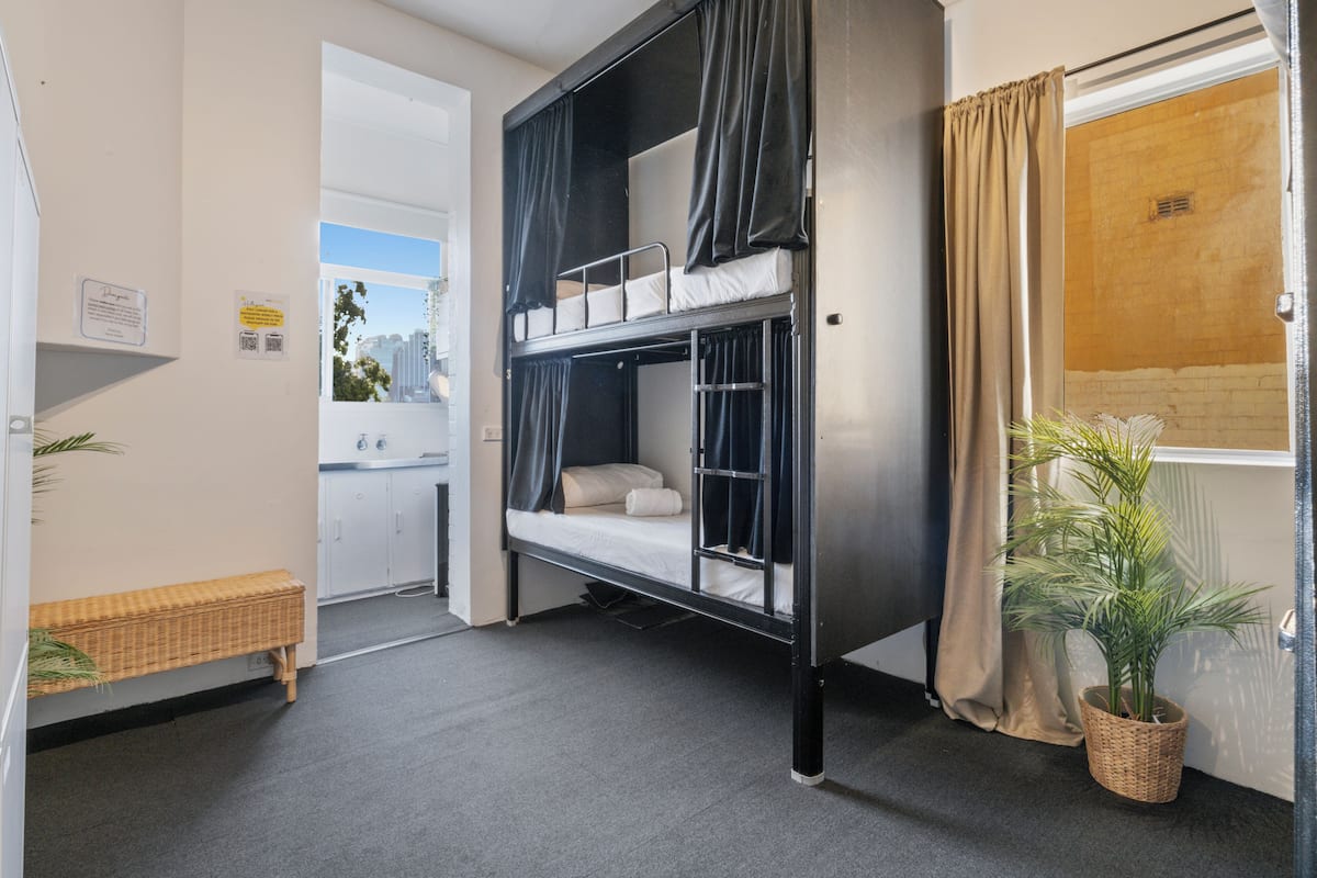 Premium bedding, WiFi (free), bed sheets