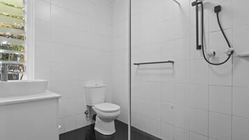 Douche, serviettes fournies, papier toilette