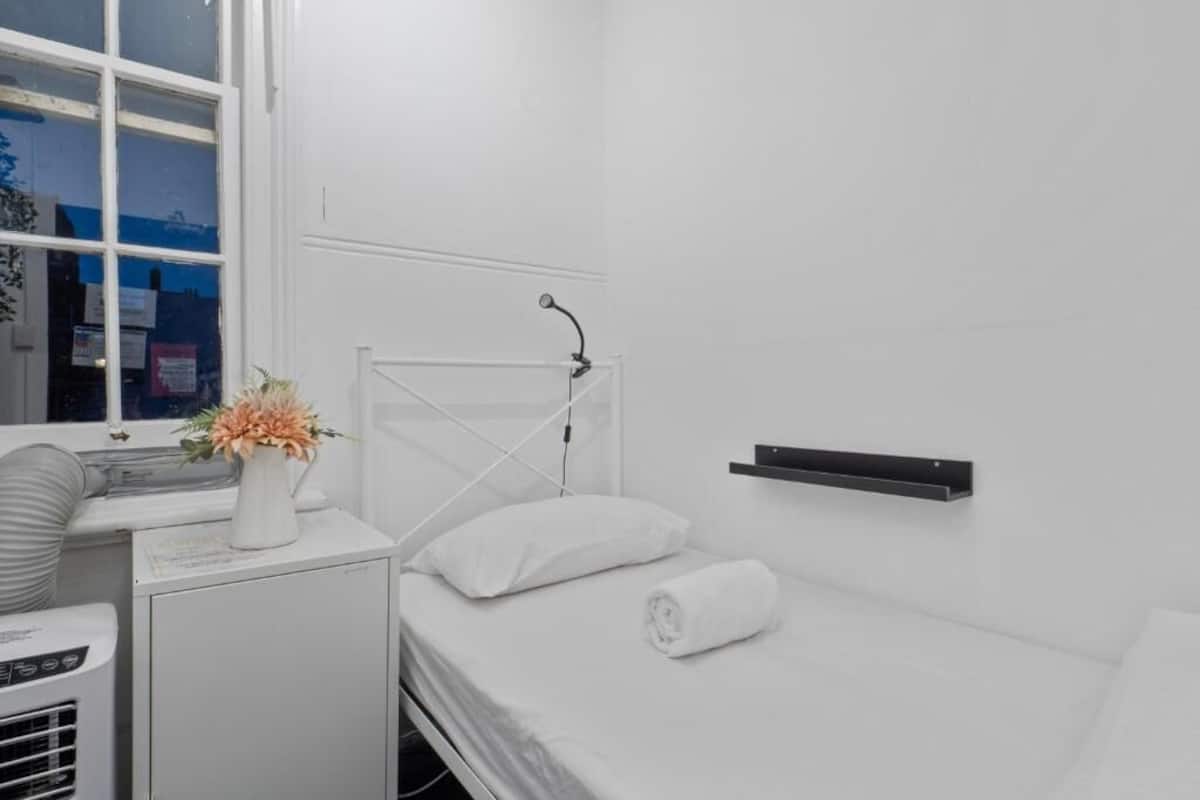Habitación individual básica | Ropa de cama de alta calidad, wifi gratis y ropa de cama