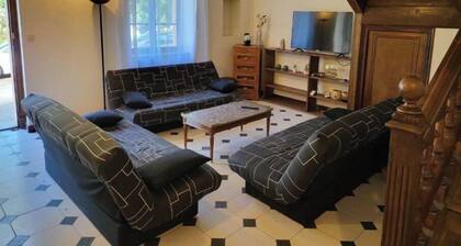 Large furnished house fully equipped - Wifi, TV, Billiards