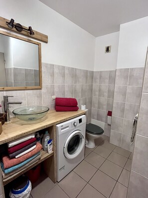 Shower - Seaside Studio (Saint Paul)