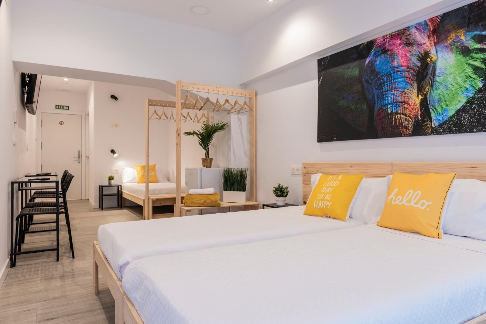 Familie vierpersoonskamer, en-suite badkamer | Een bureau, een laptopwerkplek, geluiddichte muren