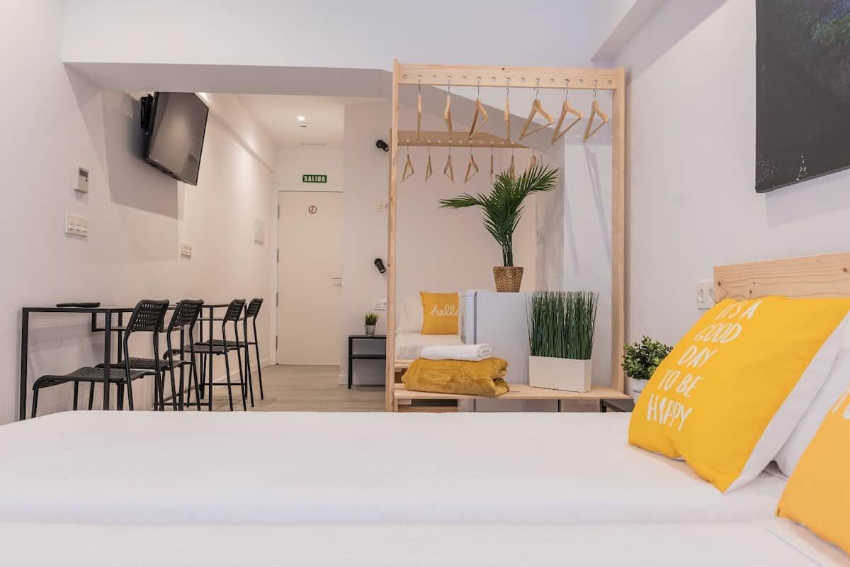Familie vierpersoonskamer, en-suite badkamer | Een bureau, een laptopwerkplek, geluiddichte muren