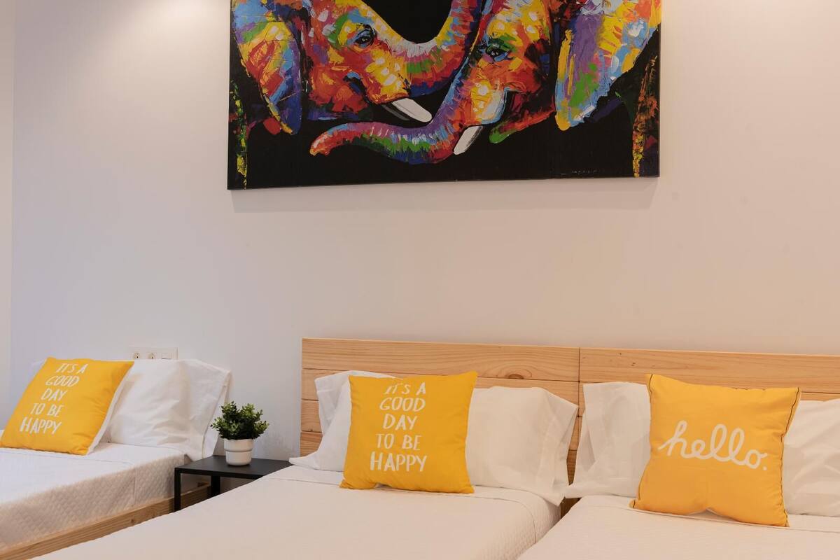 Room, 3 Katil Bujang (Single), Ensuite | Meja, ruang kerja komputer riba, kalis bunyi, seterika/papan seterika 