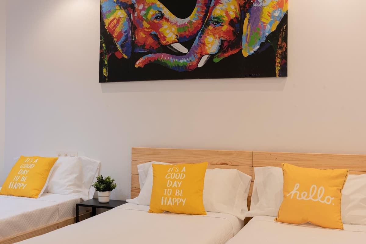 Kamer, 3 eenpersoonsbedden, en-suite badkamer | Een bureau, een laptopwerkplek, geluiddichte muren