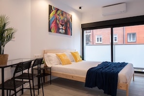 Quarto casal superior, 1 cama Queen, suíte | Escrivaninha, espaço de trabalho para notebook, quartos à prova de som