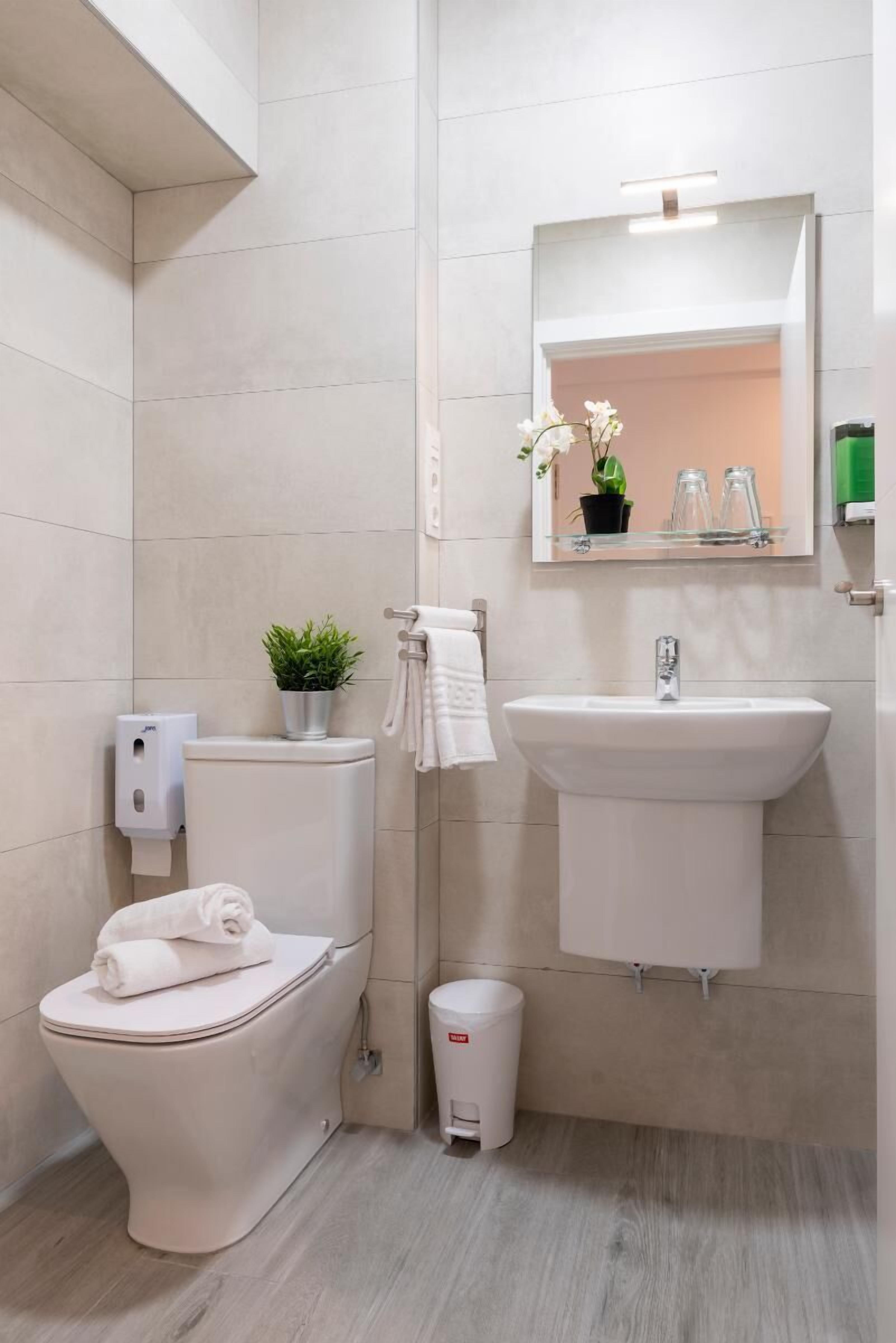 Familie vierpersoonskamer, en-suite badkamer | Badkamer | Een douche, gratis toiletartikelen, een haardroger, handdoeken