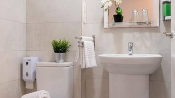 Family Quadruple Room, Ensuite | Bathroom | Shower, free toiletries, hair dryer, towels