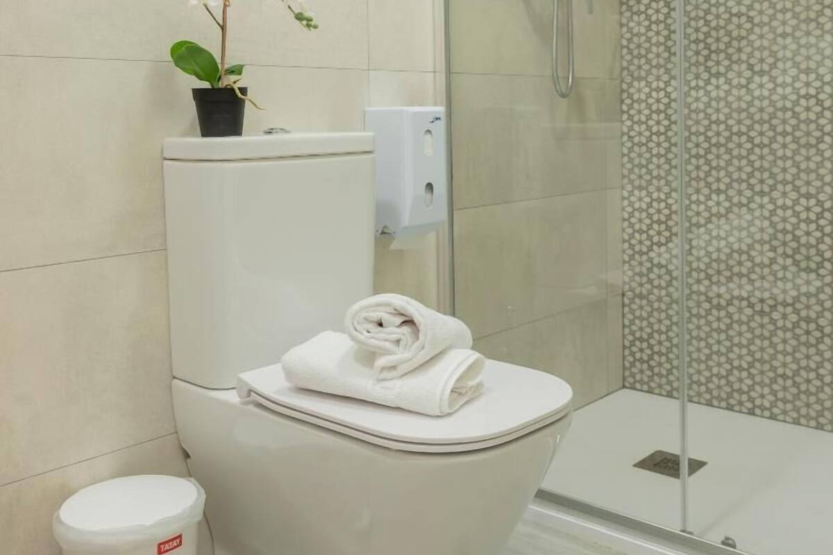 Comfort Double Room, 1 Katil Ratu (Queen), Ensuite | Bilik Mandi | Pancuran mandi, kelengkapan dandanan diri percuma, pengering rambut 