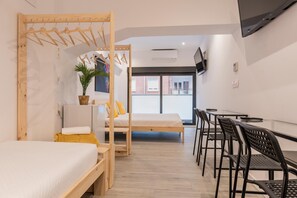 Habitación cuádruple familiar, baño en la habitación | Escritorio, espacio para trabajar con laptop y insonorización 