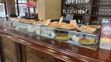 Se sirven desayunos, almuerzos, cenas y cocina vasca