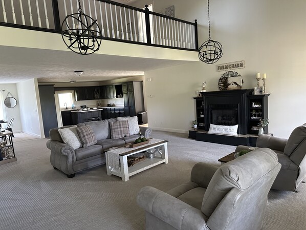 Smart TV, fireplace - Cozy Farmhouse with 4 Bedrooms and 3 Baths (Herod)