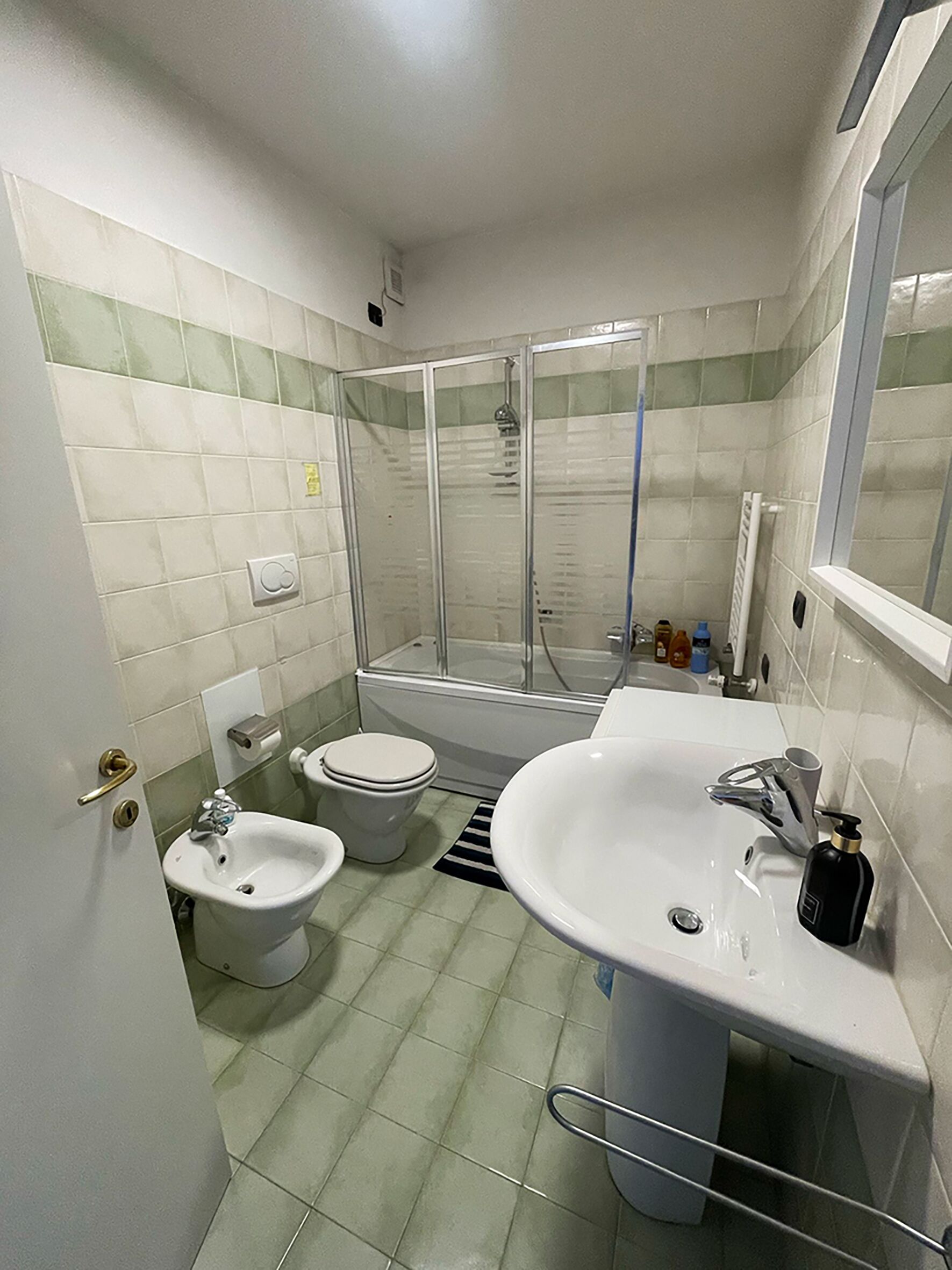 Baignoire à jets, sèche-cheveux, bidet, serviettes fournies